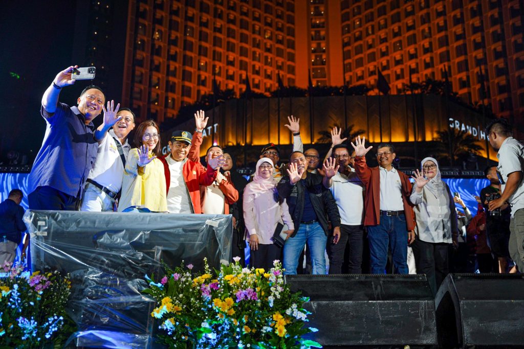 Penjabat (Pj.) Gubernur DKI Jakarta, Teguh Setyabudi, bersama Sekretaris Daerah Marullah Matali meninjau langsung kesiapan perayaan Malam Tahun Baru 2025 di kawasan pusat ibu kota, Selasa (31/12/2024) malam. (Foto: Siaran Pers DKI Jakarta)