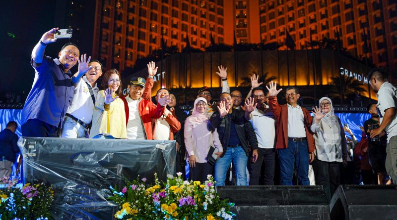 Penjabat (Pj.) Gubernur DKI Jakarta, Teguh Setyabudi, bersama Sekretaris Daerah Marullah Matali meninjau langsung kesiapan perayaan Malam Tahun Baru 2025 di kawasan pusat ibu kota, Selasa (31/12/2024) malam. (Foto: Siaran Pers DKI Jakarta)