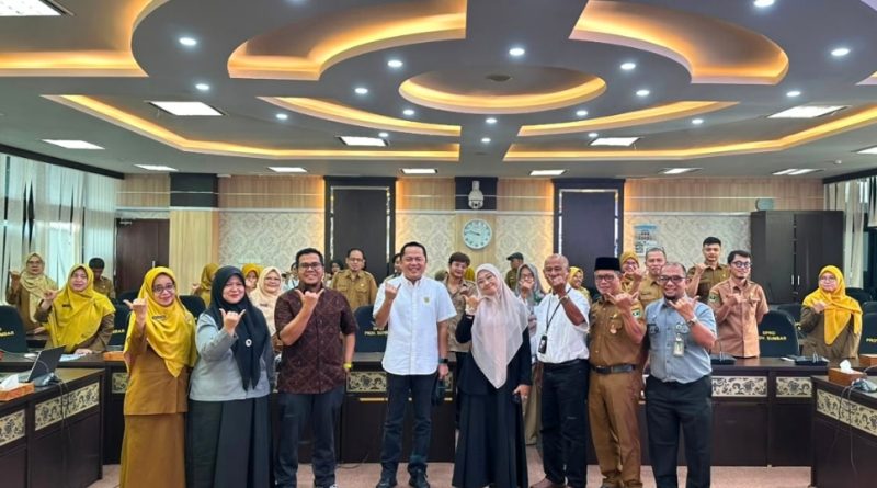 Komisi IV DPRD Provinsi Sumatera Barat menyelenggarakan Focus Group Discussion (FGD) guna menghimpun masukan berharga dalam penyusunan Naskah Akademik serta Rancangan Peraturan Daerah (Ranperda) tentang Perlindungan dan Pengelolaan Lingkungan Hidup di Ruang Khusus II DPRD Sumbar, Senin (6/7/2026). (Foto: DPRD Sumbar)