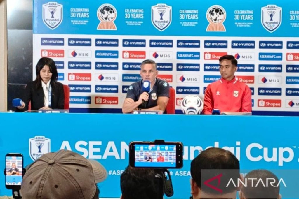 Pelatih tim nasional sepak bola Indonesia John Herdman memberikan keterangan dalam konferensi pers jelang laga melawan Vietnam pada Piala AFF 2026 di Stadion Utama Gelora Bung Karno 9SUGBK), Senayan, Jakarta, Minggu (2/8/2026). (Foto: ANTARA/Aloysius Lewokeda)