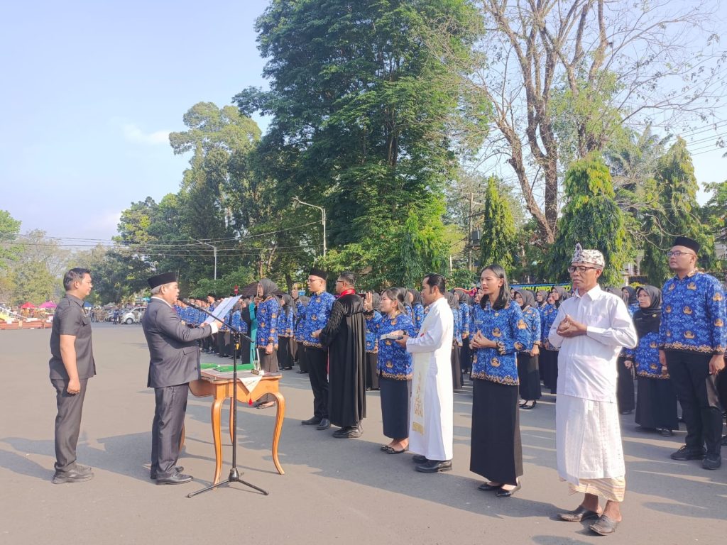 Pemerintah Kabupaten (Pemkab) Lahat menggelar upacara pengambilan sumpah dan janji Pegawai Negeri Sipil (PNS) Formasi Tahun 2024 sekaligus pelantikan jabatan fungsional tertentu di halaman Kantor Bupati Lahat pada Senin (3/8/2026). (Foto: Pemkab Lahat)