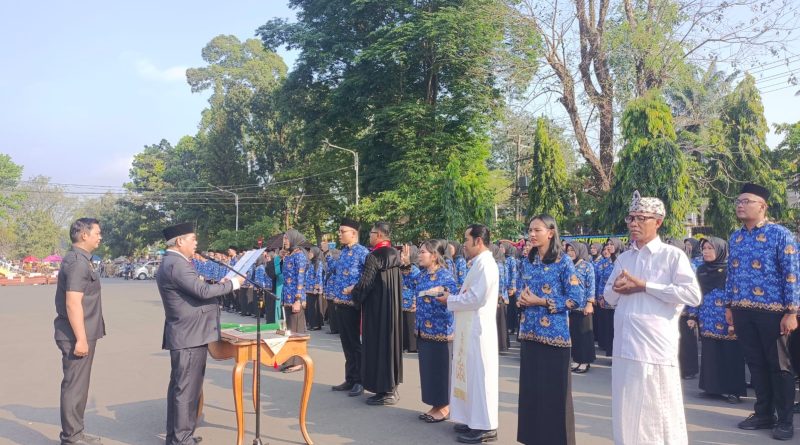 Pemerintah Kabupaten (Pemkab) Lahat menggelar upacara pengambilan sumpah dan janji Pegawai Negeri Sipil (PNS) Formasi Tahun 2024 sekaligus pelantikan jabatan fungsional tertentu di halaman Kantor Bupati Lahat pada Senin (3/8/2026). (Foto: Pemkab Lahat)