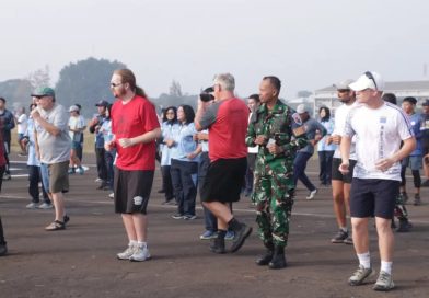 Personel Lanud Sulaiman menggelar apel pagi yang dilanjutkan dengan senam dan olahraga bersama para peserta World Boomerang Championship 2026. (Foto: Mabes TNI)
