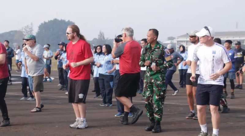 Personel Lanud Sulaiman menggelar apel pagi yang dilanjutkan dengan senam dan olahraga bersama para peserta World Boomerang Championship 2026. (Foto: Mabes TNI)