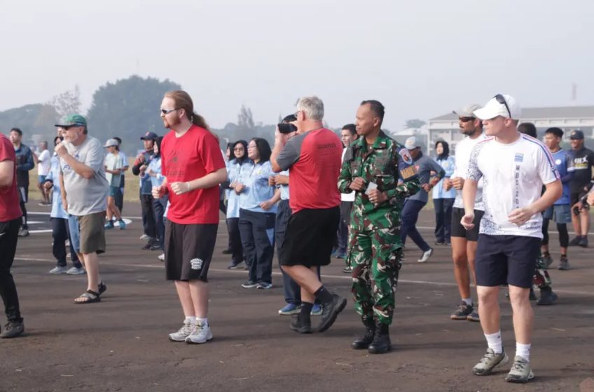 Personel Lanud Sulaiman menggelar apel pagi yang dilanjutkan dengan senam dan olahraga bersama para peserta World Boomerang Championship 2026. (Foto: Mabes TNI)