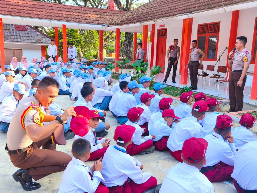 Kepolisian Negara Republik Indonesia (Polri) mengerahkan 372 Taruna Akademi Kepolisian (Akpol) untuk mendampingi siswa di 73 Sekolah Rakyat di seluruh Indonesia. (Foto: Divhumas Polri)