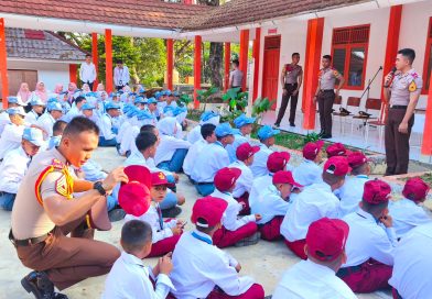Kepolisian Negara Republik Indonesia (Polri) mengerahkan 372 Taruna Akademi Kepolisian (Akpol) untuk mendampingi siswa di 73 Sekolah Rakyat di seluruh Indonesia. (Foto: Divhumas Polri)