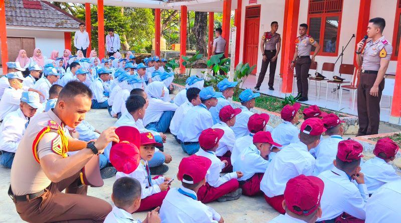 Kepolisian Negara Republik Indonesia (Polri) mengerahkan 372 Taruna Akademi Kepolisian (Akpol) untuk mendampingi siswa di 73 Sekolah Rakyat di seluruh Indonesia. (Foto: Divhumas Polri)