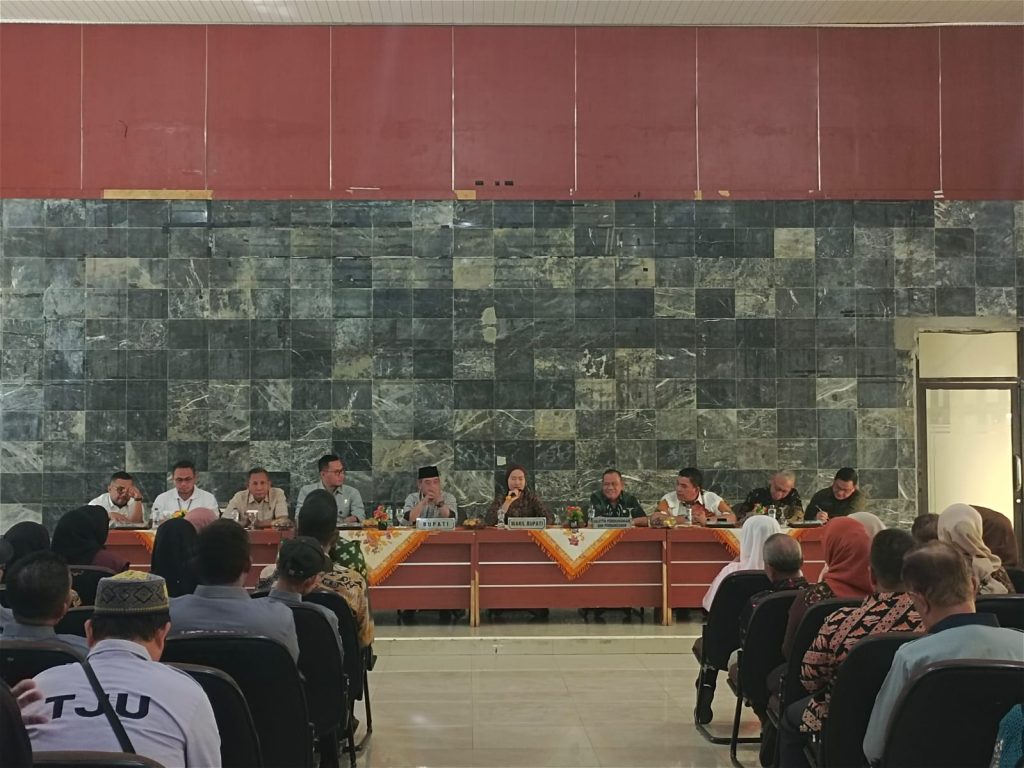 Bupati Lahat, Bursah Zarnubi, bersama Wakil Bupati, Widia Ningsih, mengumpulkan seluruh ketua RT dan RW se-Kecamatan Lahat di Gedung Pertemuan Pemkab Lahat, Jumat (7/8/2026). (Foto: Pemkab Lahat)