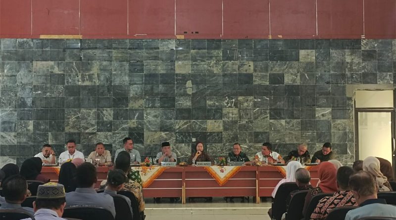Bupati Lahat, Bursah Zarnubi, bersama Wakil Bupati, Widia Ningsih, mengumpulkan seluruh ketua RT dan RW se-Kecamatan Lahat di Gedung Pertemuan Pemkab Lahat, Jumat (7/8/2026). (Foto: Pemkab Lahat)
