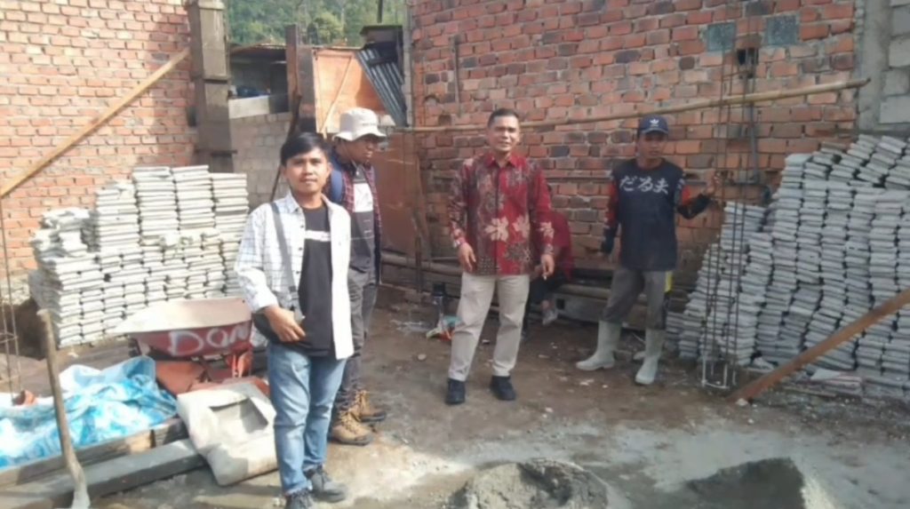 Anggota DPRD Kabupaten Kerinci, Joni Efendi, turun langsung meninjau lokasi Program Bedah Rumah Aspirasi dan berdialog dengan warga setempat. (Foto: IST/Dewi Yulianti)