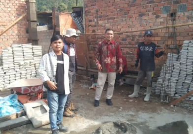 Anggota DPRD Kabupaten Kerinci, Joni Efendi, turun langsung meninjau lokasi Program Bedah Rumah Aspirasi dan berdialog dengan warga setempat. (Foto: IST/Dewi Yulianti)