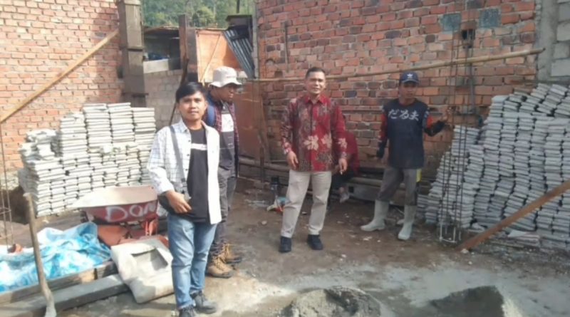 Anggota DPRD Kabupaten Kerinci, Joni Efendi, turun langsung meninjau lokasi Program Bedah Rumah Aspirasi dan berdialog dengan warga setempat. (Foto: IST/Dewi Yulianti)