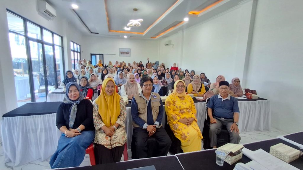 Anggota Komisi IV DPRD Provinsi Sumatera Barat, Sitti Izzati Aziz, menggelar sosialisasi Peraturan Daerah (Perda) Sumbar Nomor 4 Tahun 2023 tentang Penanggulangan Bencana di Nagari Ketaping, Kecamatan Batang Anai, Kabupaten Padang Pariaman, Minggu pagi (9/8/2026). (Foto: IST/Novrianto)