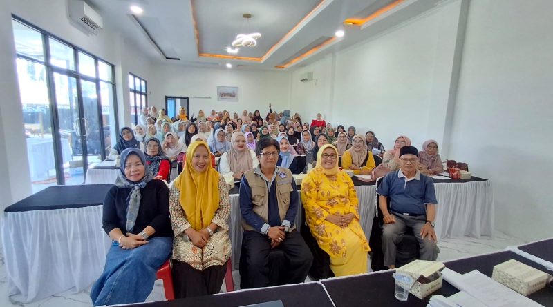 Anggota Komisi IV DPRD Provinsi Sumatera Barat, Sitti Izzati Aziz, menggelar sosialisasi Peraturan Daerah (Perda) Sumbar Nomor 4 Tahun 2023 tentang Penanggulangan Bencana di Nagari Ketaping, Kecamatan Batang Anai, Kabupaten Padang Pariaman, Minggu pagi (9/8/2026). (Foto: IST/Novrianto)