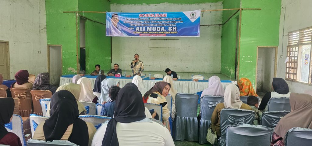 Anggota DPRD Provinsi Sumatera Barat, Ali Muda, S.H., menggelar sosialisasi Peraturan Daerah (Perda) Sumbar Nomor 8 Tahun 2021 tentang Pemberdayaan Masyarakat dan Pemerintahan Nagari di Gedung Pertemuan Kuamang Alai Ujung Gading, Kecamatan Lembah Melintang, Kabupaten Pasaman Barat, Minggu (9/8/2026). (Foto: IST/Novrianto)