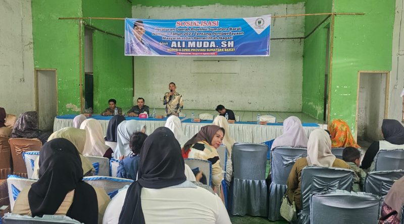 Anggota DPRD Provinsi Sumatera Barat, Ali Muda, S.H., menggelar sosialisasi Peraturan Daerah (Perda) Sumbar Nomor 8 Tahun 2021 tentang Pemberdayaan Masyarakat dan Pemerintahan Nagari di Gedung Pertemuan Kuamang Alai Ujung Gading, Kecamatan Lembah Melintang, Kabupaten Pasaman Barat, Minggu (9/8/2026). (Foto: IST/Novrianto)