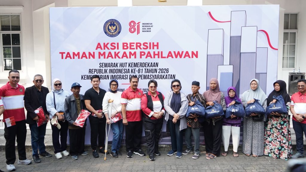 Memperingati Hari Ulang Tahun (HUT) ke-81 Kemerdekaan Republik Indonesia, Kementerian Imigrasi dan Pemasyarakatan (Kemenimipas) menggelar Aksi Bersih Taman Makam Pahlawan (TMP) Taruna di Kota Tangerang, Banten, Minggu (9/8/2026). (Foto: Kemen Imipas RI)