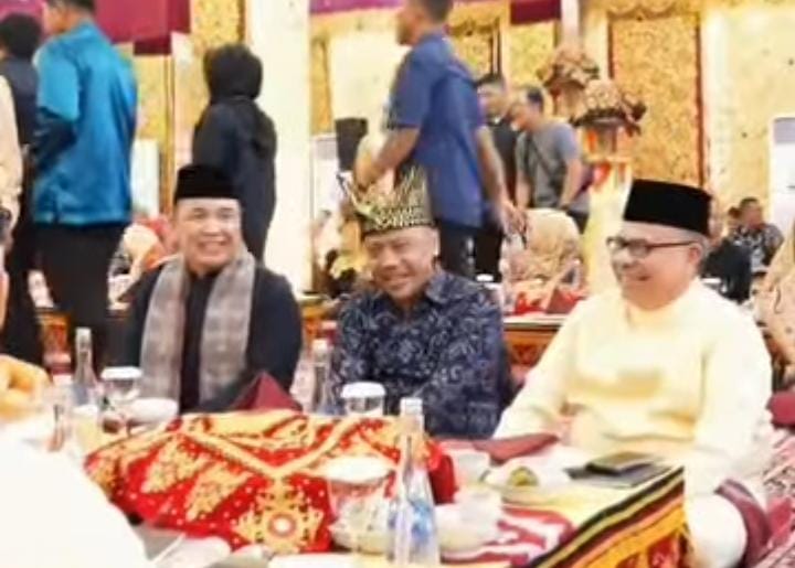 Ketua DPRD Provinsi Sumatera Barat, Muhidi, bersama Wakil Ketua DPRD Sumbar, Nanda Satria, menghadiri agenda Padang Bajamba – Road to Gastronomy City Charity. (Foto: IST/Novrianto)