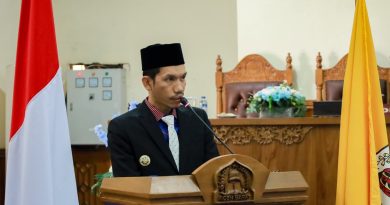 Bupati Aceh Barat Tarmizi menghadiri Rapat Paripurna ke-V Masa Sidang II di ruang sidang utama DPRK Aceh Barat, Selasa (11/8/2026). (Foto: IST/M. Akbar)