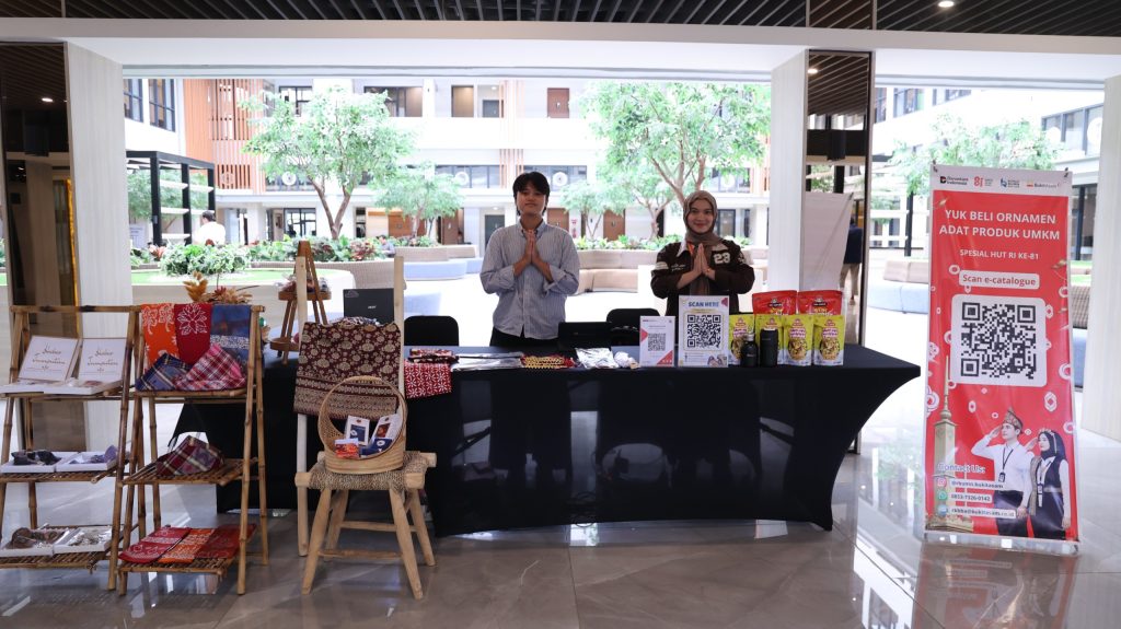 Dalam rangka menyemarakkan Hari Ulang Tahun (HUT) ke-81 Kemerdekaan Republik Indonesia, Rumah BUMN Muara Enim menggelar Pameran Ornamen Adat dan Produk UMKM. (Foto: Humas PTBA)