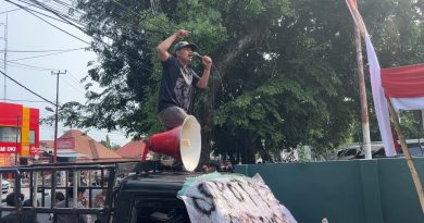 Massa yang tergabung dalam Garda Muda Merah Putih (GMMP) menggelar aksi demonstrasi di depan Kantor Perumda Air Minum Kota Padang, Sumatera Barat, Rabu (12/8/2026). (Foto: IST/Novrianto)