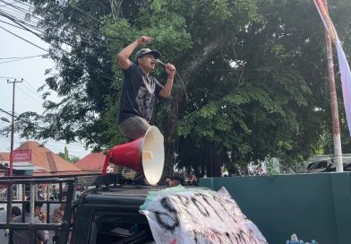 Massa yang tergabung dalam Garda Muda Merah Putih (GMMP) menggelar aksi demonstrasi di depan Kantor Perumda Air Minum Kota Padang, Sumatera Barat, Rabu (12/8/2026). (Foto: IST/Novrianto)