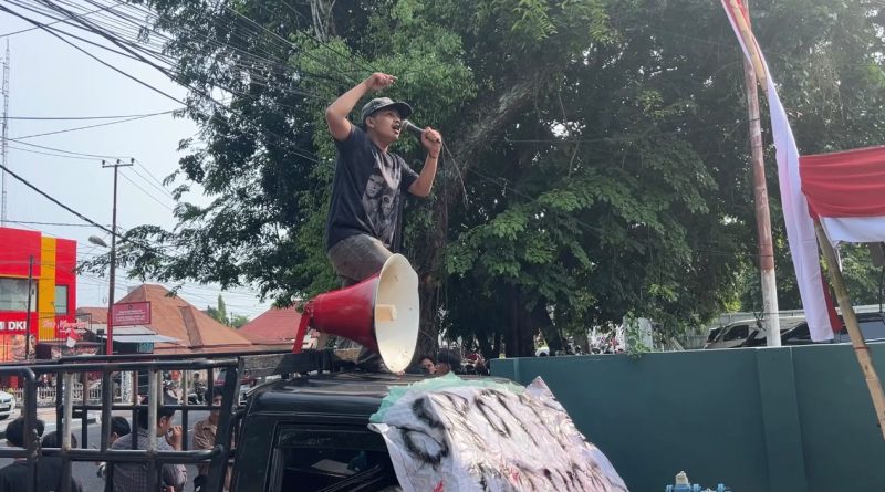 Massa yang tergabung dalam Garda Muda Merah Putih (GMMP) menggelar aksi demonstrasi di depan Kantor Perumda Air Minum Kota Padang, Sumatera Barat, Rabu (12/8/2026). (Foto: IST/Novrianto)
