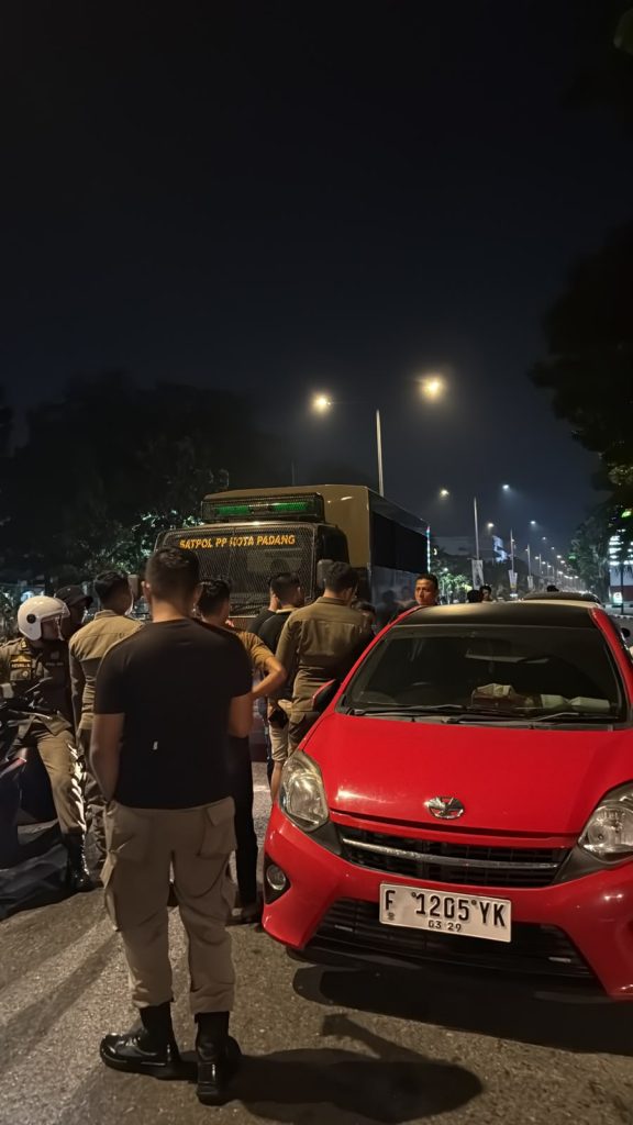 Seorang warga berinisial AFR mempertanyakan dasar hukum razia yang digelar Satpol PP Kota Padang di kawasan Jalan Khatib Sulaiman, Kamis (13/8/2026) dini hari. (Foto: IST/Novrianto)