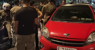 Seorang warga berinisial AFR mempertanyakan dasar hukum razia yang digelar Satpol PP Kota Padang di kawasan Jalan Khatib Sulaiman, Kamis (13/8/2026) dini hari. (Foto: IST/Novrianto)