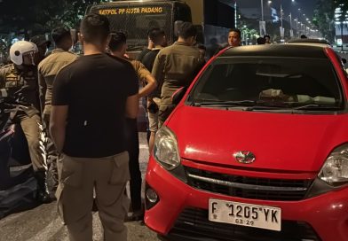Seorang warga berinisial AFR mempertanyakan dasar hukum razia yang digelar Satpol PP Kota Padang di kawasan Jalan Khatib Sulaiman, Kamis (13/8/2026) dini hari. (Foto: IST/Novrianto)