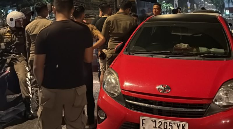 Seorang warga berinisial AFR mempertanyakan dasar hukum razia yang digelar Satpol PP Kota Padang di kawasan Jalan Khatib Sulaiman, Kamis (13/8/2026) dini hari. (Foto: IST/Novrianto)