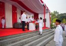 Direktur Utama PTBA, Bambang Ismawan memberikan bendera kepada pembawa baki bendera, Senin (17/8/2026). (Foto: Humas PTBA)