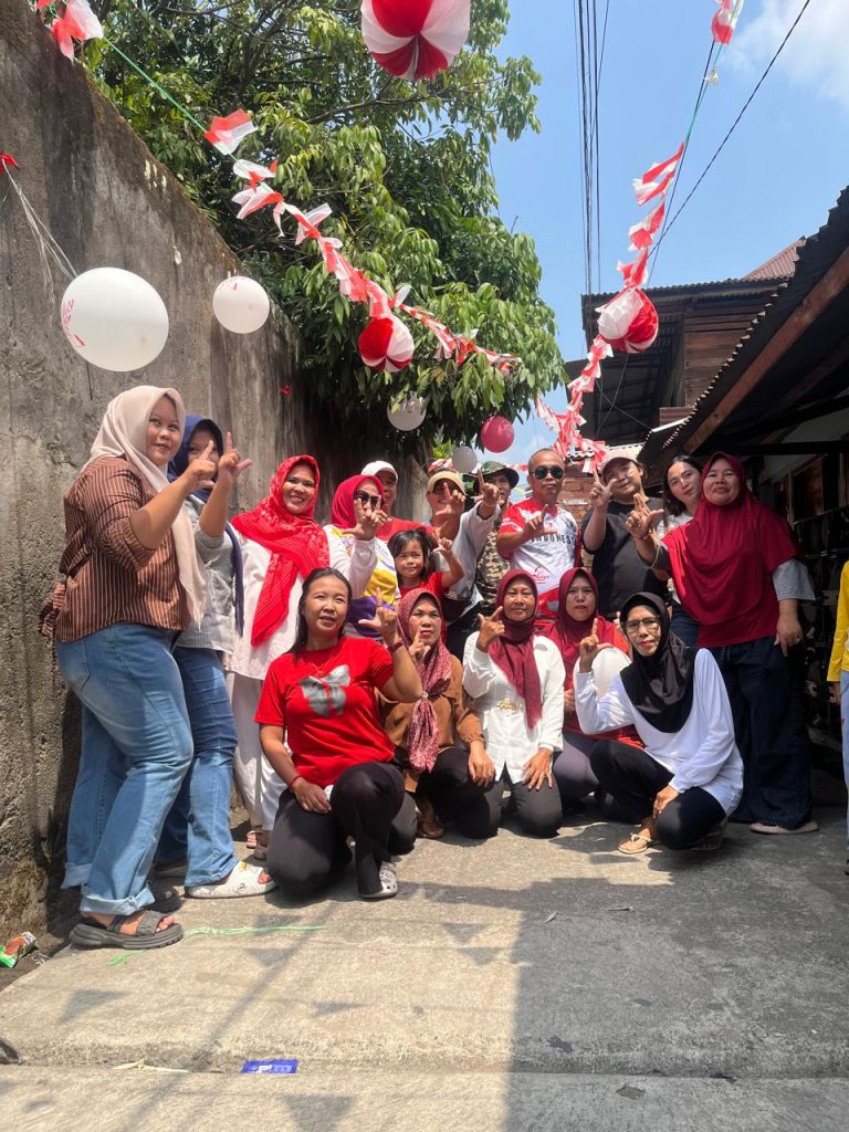 Ketua RT. 08, Heri Susanto bersama Ketua RW. 03, Erwin foto bersama dengan Panitia Kelurahan Pasar Bawah dalam rangka memperingati HUT RI yang ke-81. (Foto: Heri Susanto)