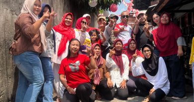 Ketua RT. 08, Heri Susanto bersama Ketua RW. 03, Erwin foto bersama dengan Panitia Kelurahan Pasar Bawah dalam rangka memperingati HUT RI yang ke-81. (Foto: Heri Susanto)