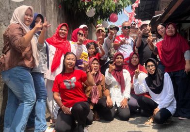 Ketua RT. 08, Heri Susanto bersama Ketua RW. 03, Erwin foto bersama dengan Panitia Kelurahan Pasar Bawah dalam rangka memperingati HUT RI yang ke-81. (Foto: Heri Susanto)