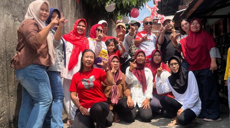 Ketua RT. 08, Heri Susanto bersama Ketua RW. 03, Erwin foto bersama dengan Panitia Kelurahan Pasar Bawah dalam rangka memperingati HUT RI yang ke-81. (Foto: Heri Susanto)