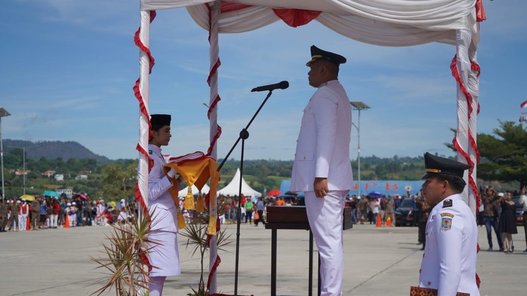Bupati Toba, Effendi Sintong P. Napitupulu, memimpin upacara peringatan Detik-Detik Proklamasi HUT ke-81 Kemerdekaan Republik Indonesia di Lapangan Sisingamangaraja, Balige, Senin (17/8/2026). (Foto: Pemkab Toba)