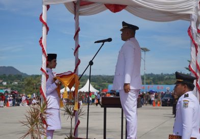 Bupati Toba, Effendi Sintong P. Napitupulu, memimpin upacara peringatan Detik-Detik Proklamasi HUT ke-81 Kemerdekaan Republik Indonesia di Lapangan Sisingamangaraja, Balige, Senin (17/8/2026). (Foto: Pemkab Toba)