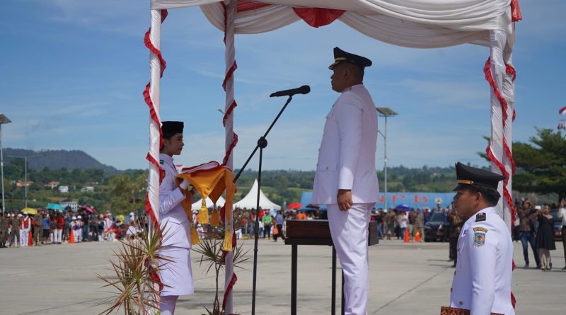 Bupati Toba, Effendi Sintong P. Napitupulu, memimpin upacara peringatan Detik-Detik Proklamasi HUT ke-81 Kemerdekaan Republik Indonesia di Lapangan Sisingamangaraja, Balige, Senin (17/8/2026). (Foto: Pemkab Toba)