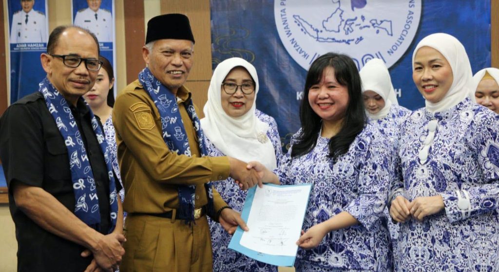 Wakil Wali Kota Sungai Penuh, Azhar Hamzah, menghadiri acara pelantikan dan pengukuhan Pengurus DPC Ikatan Wanita Pengusaha Indonesia (IWAPI) Kota Sungai Penuh periode 2026–2031, Selasa (4/8/2026). (Foto: Kominfo Sungai Penuh)