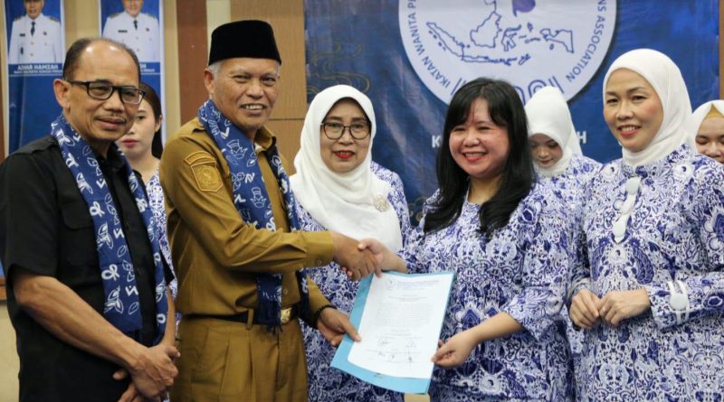 Wakil Wali Kota Sungai Penuh, Azhar Hamzah, menghadiri acara pelantikan dan pengukuhan Pengurus DPC Ikatan Wanita Pengusaha Indonesia (IWAPI) Kota Sungai Penuh periode 2026–2031, Selasa (4/8/2026). (Foto: Kominfo Sungai Penuh)