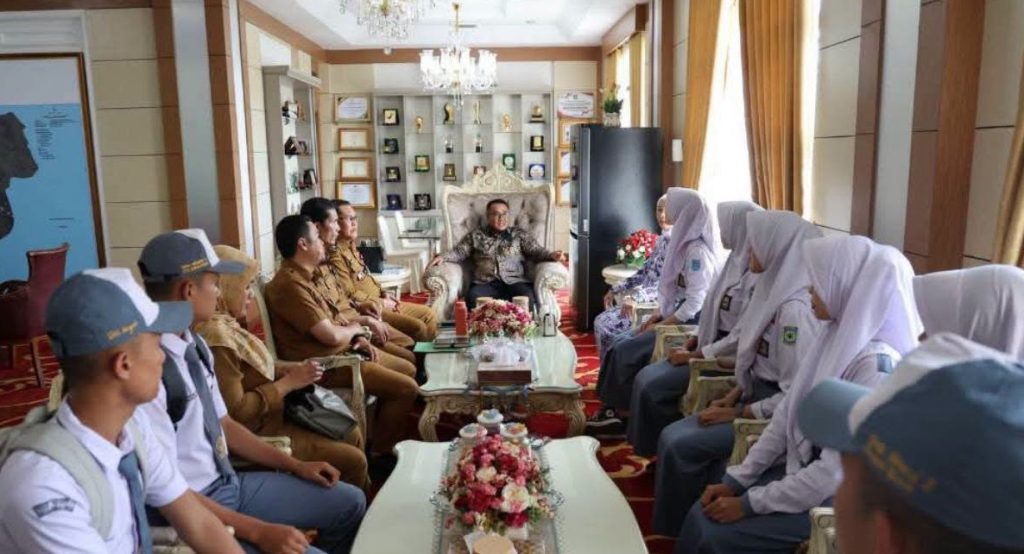 Wali Kota Sungai Penuh, Alfin, secara resmi melepas delapan pelajar terbaik daerah yang akan bertugas di tingkat nasional dan Provinsi Jambi pada perayaan kemerdekaan RI 2026. (Foto: Kominfo Sungai Penuh)