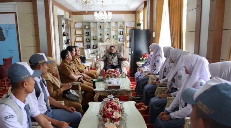 Wali Kota Sungai Penuh, Alfin, secara resmi melepas delapan pelajar terbaik daerah yang akan bertugas di tingkat nasional dan Provinsi Jambi pada perayaan kemerdekaan RI 2026. (Foto: Kominfo Sungai Penuh)