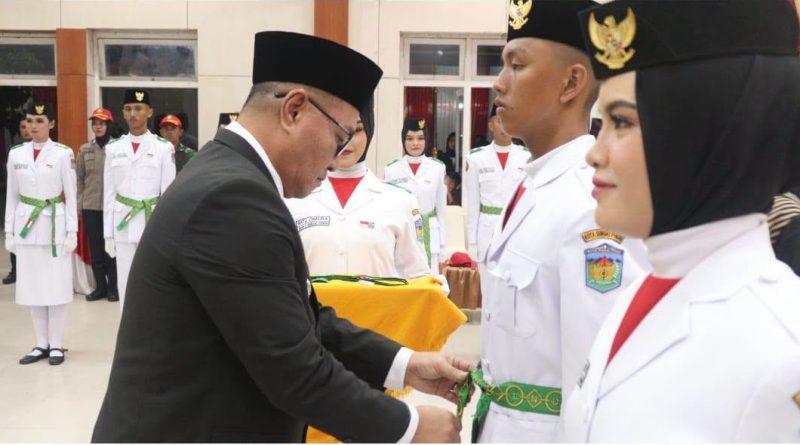 Wali Kota Sungai Penuh, Alfin, secara resmi mengukuhkan 30 anggota Pasukan Pengibar Bendera Pusaka (Paskibraka) Kota Sungai Penuh Tahun 2026 di Gedung Nasional, Sabtu (15/8/2026). (Foto: Kominfo Sungai Penuh)