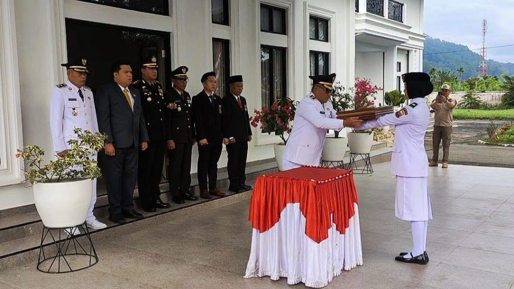 Pemerintah Kota Sungai Penuh menggelar prosesi penjemputan Duplikat Bendera Pusaka Sang Saka Merah Putih dalam rangka memperingati HUT ke-81 Kemerdekaan Republik Indonesia, Senin (17/8/2026). (Foto: Kominfo Sungai Penuh)