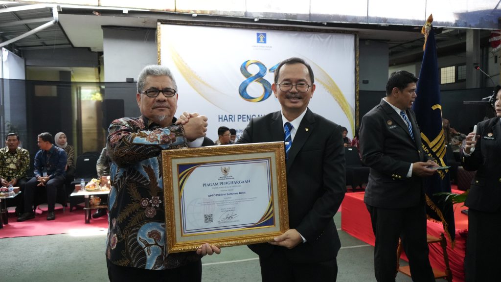 Penghargaan peringkat IV terbaik nasional kategori DPRD Provinsi pada ajang JDIH Nasional 2026 diterima langsung oleh Ketua DPRD Sumbar, Muhidi, dalam rangkaian peringatan Hari Pengayoman ke-81 pada Rabu (19/8/2026). (Foto: IST/Novrianto)