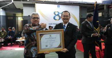Penghargaan peringkat IV terbaik nasional kategori DPRD Provinsi pada ajang JDIH Nasional 2026 diterima langsung oleh Ketua DPRD Sumbar, Muhidi, dalam rangkaian peringatan Hari Pengayoman ke-81 pada Rabu (19/8/2026). (Foto: IST/Novrianto)