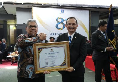 Penghargaan peringkat IV terbaik nasional kategori DPRD Provinsi pada ajang JDIH Nasional 2026 diterima langsung oleh Ketua DPRD Sumbar, Muhidi, dalam rangkaian peringatan Hari Pengayoman ke-81 pada Rabu (19/8/2026). (Foto: IST/Novrianto)