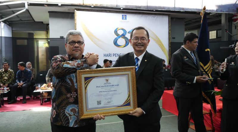 Penghargaan peringkat IV terbaik nasional kategori DPRD Provinsi pada ajang JDIH Nasional 2026 diterima langsung oleh Ketua DPRD Sumbar, Muhidi, dalam rangkaian peringatan Hari Pengayoman ke-81 pada Rabu (19/8/2026). (Foto: IST/Novrianto)
